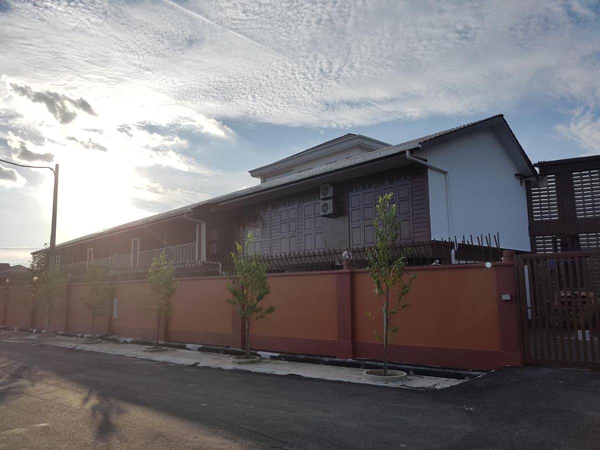 Little Kampung Studio Телук-Интан Экстерьер фото